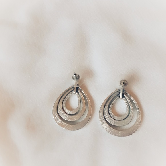 🌟4/$10🌟Ny&Co Layered Tear Drop Earrings - Picture 2 of 3